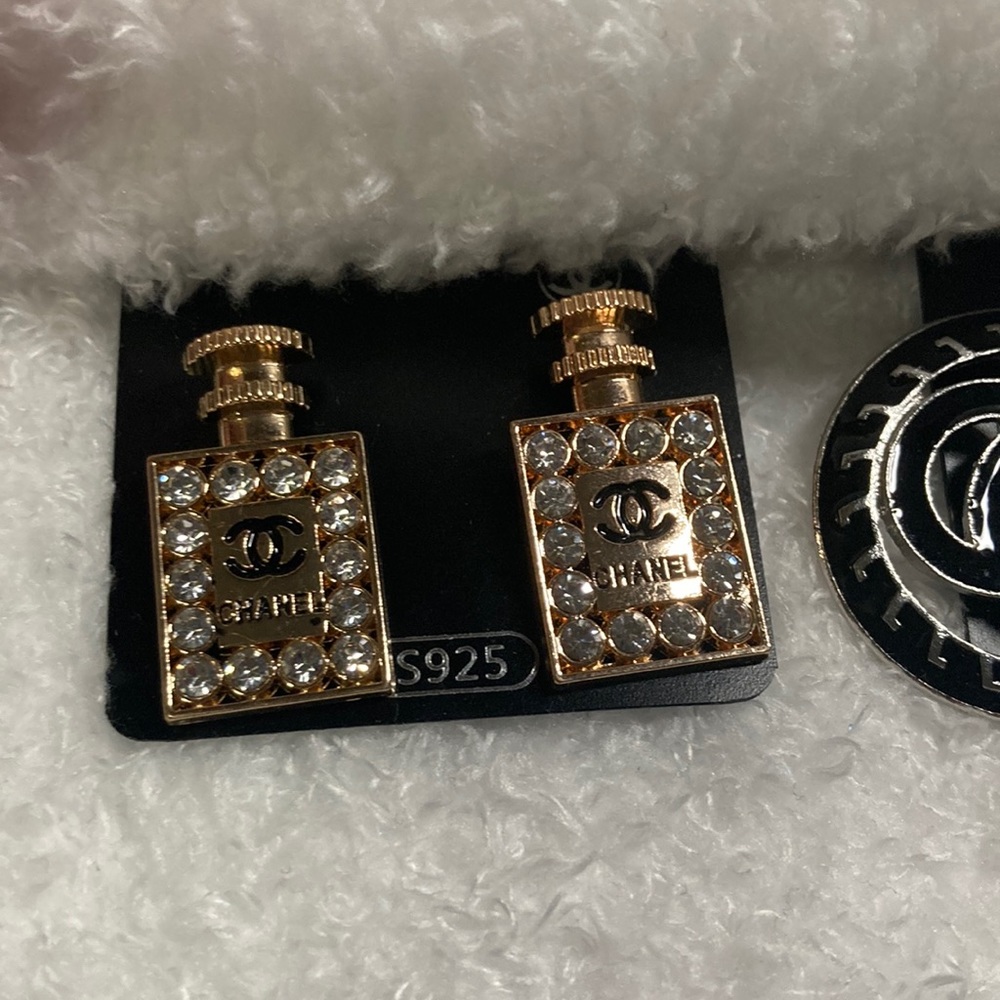 2 pairs of beautiful earrings